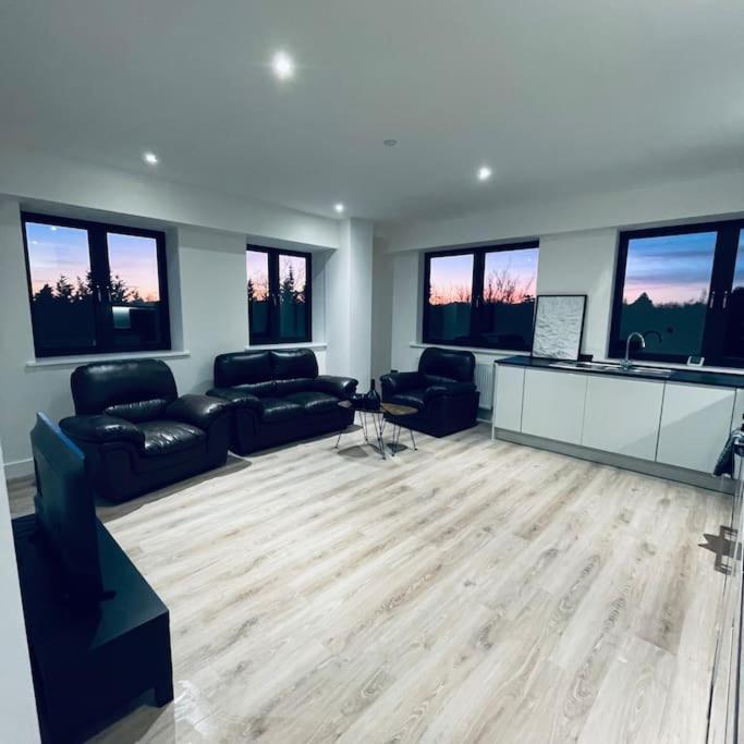 New One Bedroom Luxury Apartment In ソリフル エクステリア 写真