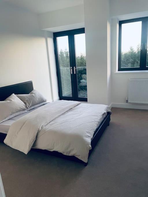 New One Bedroom Luxury Apartment In ソリフル エクステリア 写真